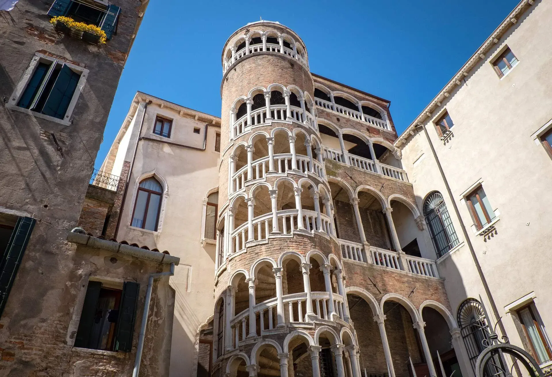 DEST_ITALY_VENICE_PALAZZO_CONTARINI_DEL_BOVOLO_GettyImages-1041793760