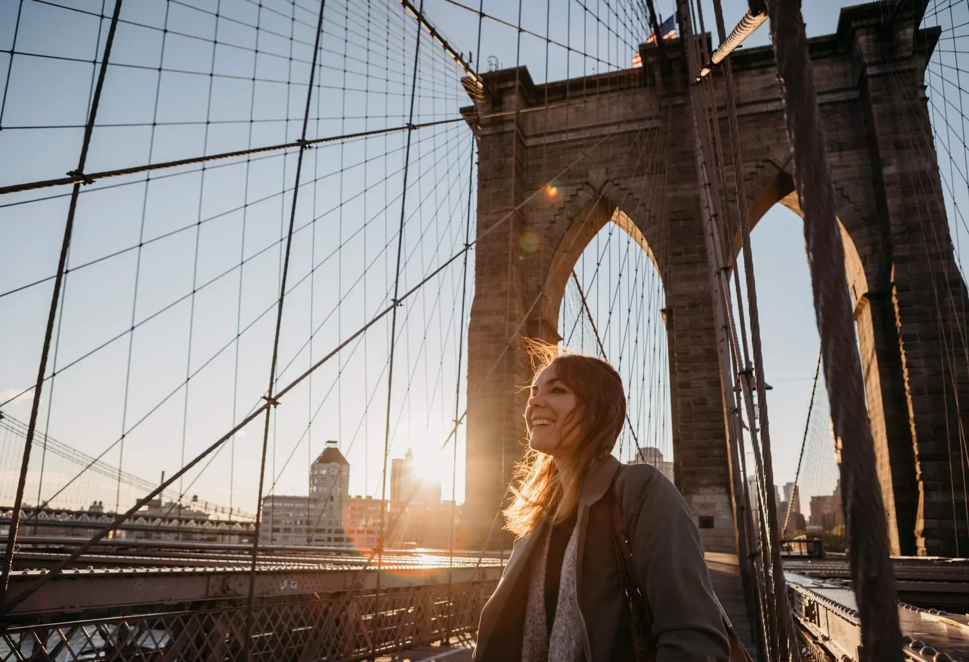 DEST_USA_NEW_YORK_WOMAN_BROOKLYN_BRIDGE_GettyImages-1138995555