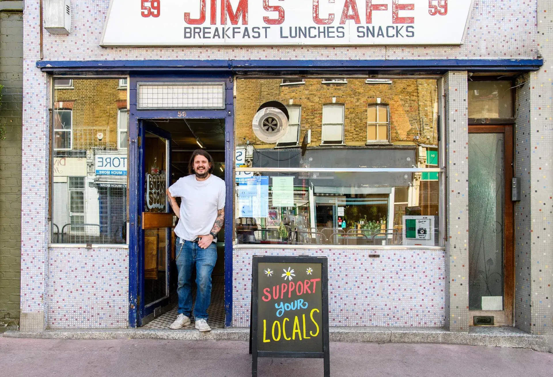 DEST_ENGLAND_UK_LONDON_PEOPLE_MAN_RESTAURANT_CAFE_GettyImages-1264239040
