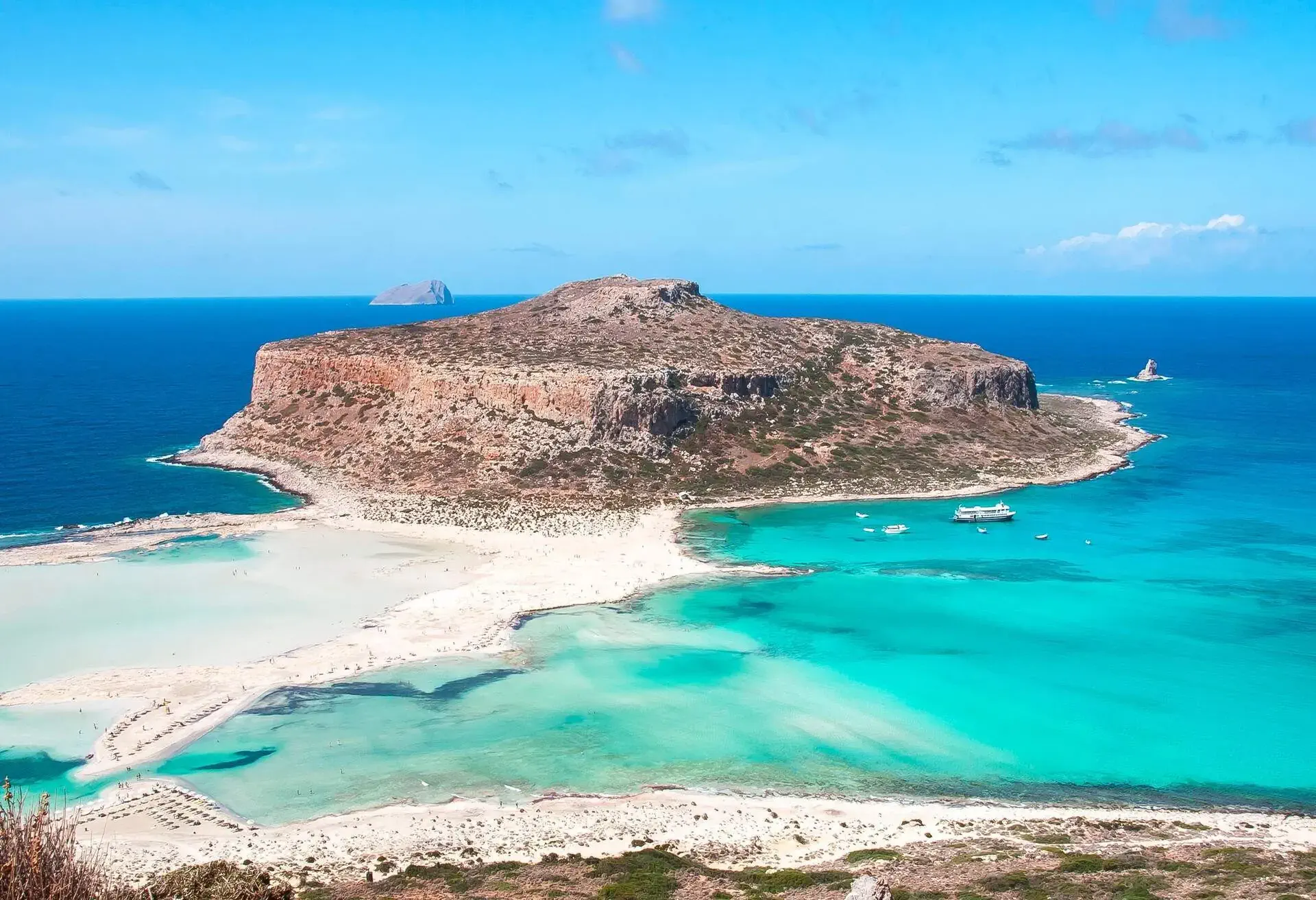 DEST_GREECE_CRETE_BALOS-BAY-AND-GRAMVOUSA-ISLAND_GettyImages-993966492
