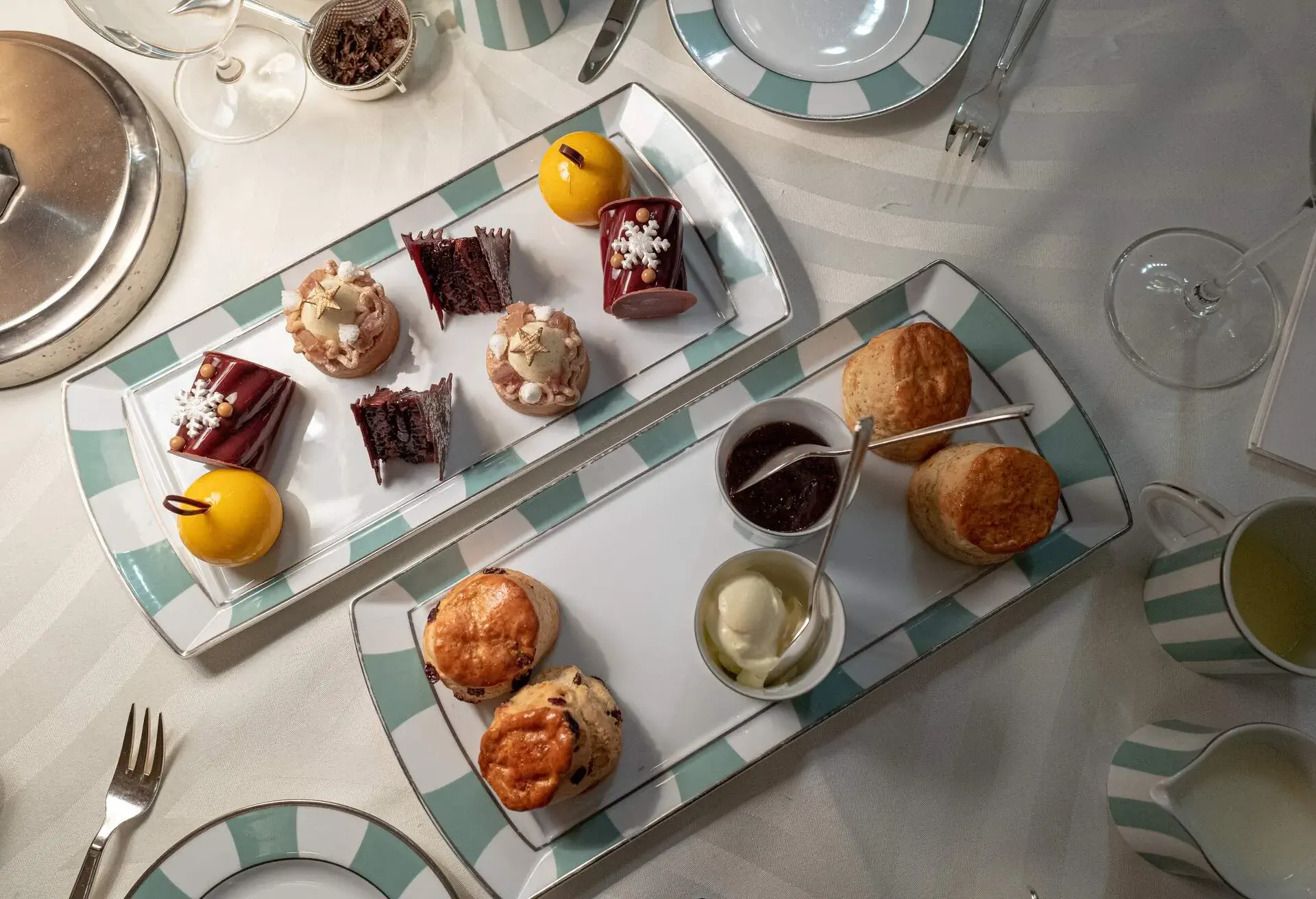 DEST_UK_LONDON_CLARIDGE'S-HOTEL_AFTERNOON-TEA_GettyImages-1198420866