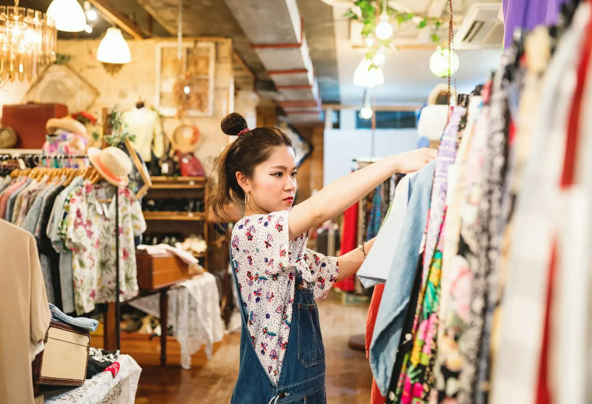 THEME_VINTAGE_SHOPPING_PEOPLE_WOMAN_GettyImages-968906646