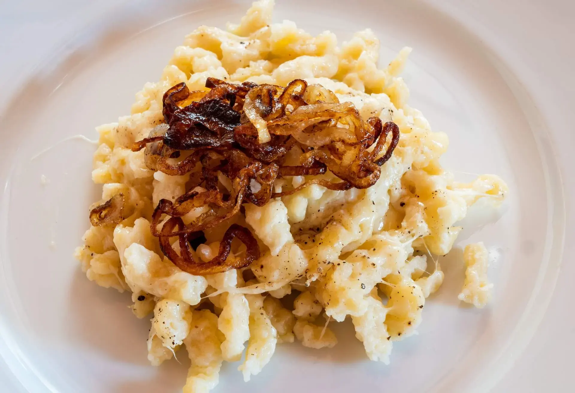 THEME_FOOD_GERMAN_Kasespatzle_GettyImages-1316901019.jpg