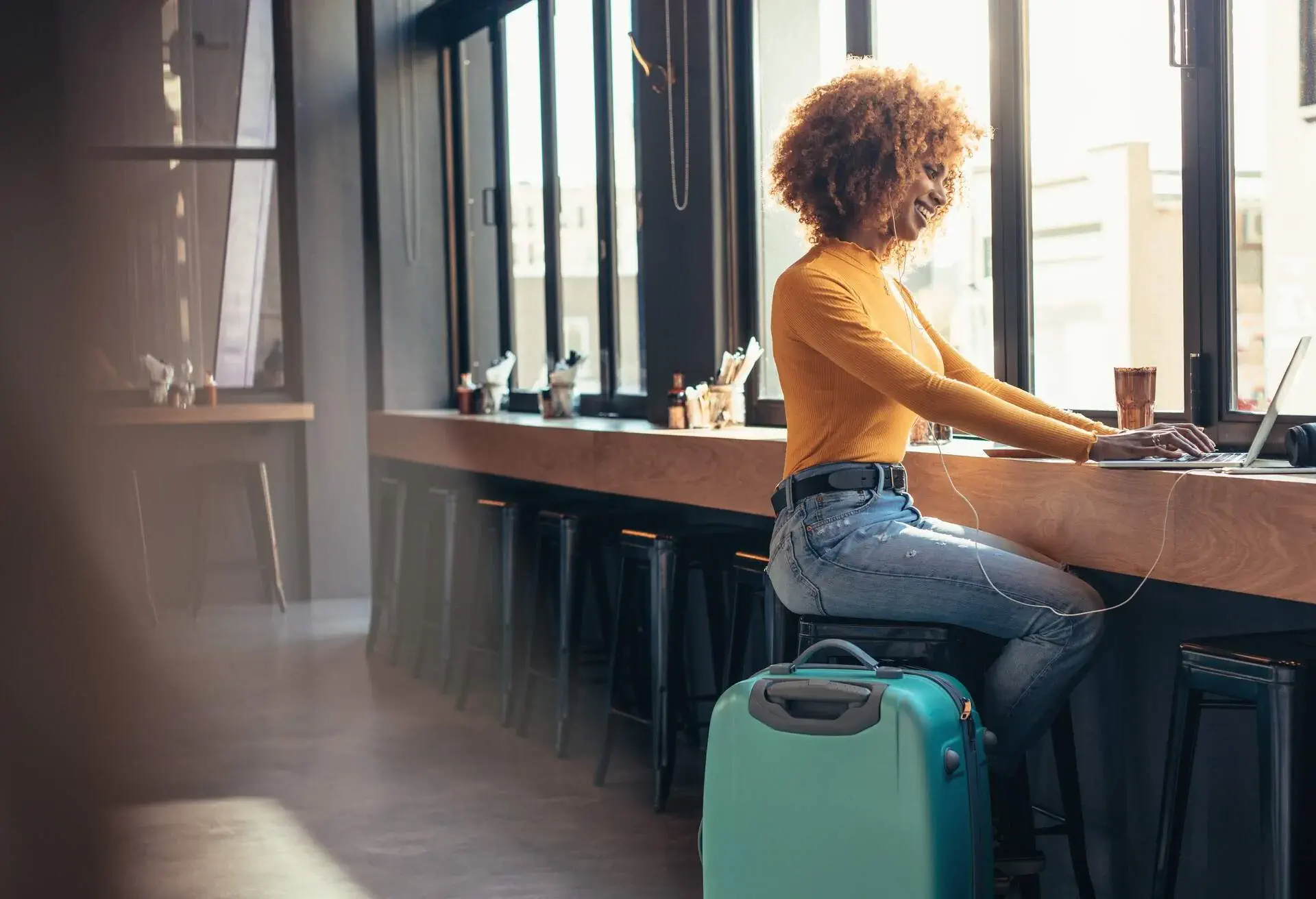 theme_luggage_woman_people_cafe_device_laptop