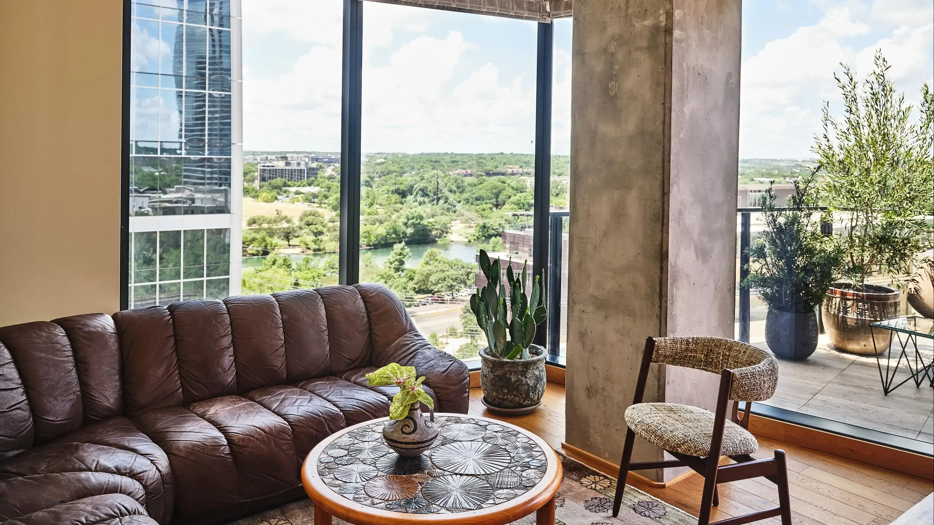 Rustic style luxurious hotel room with view over green marshes