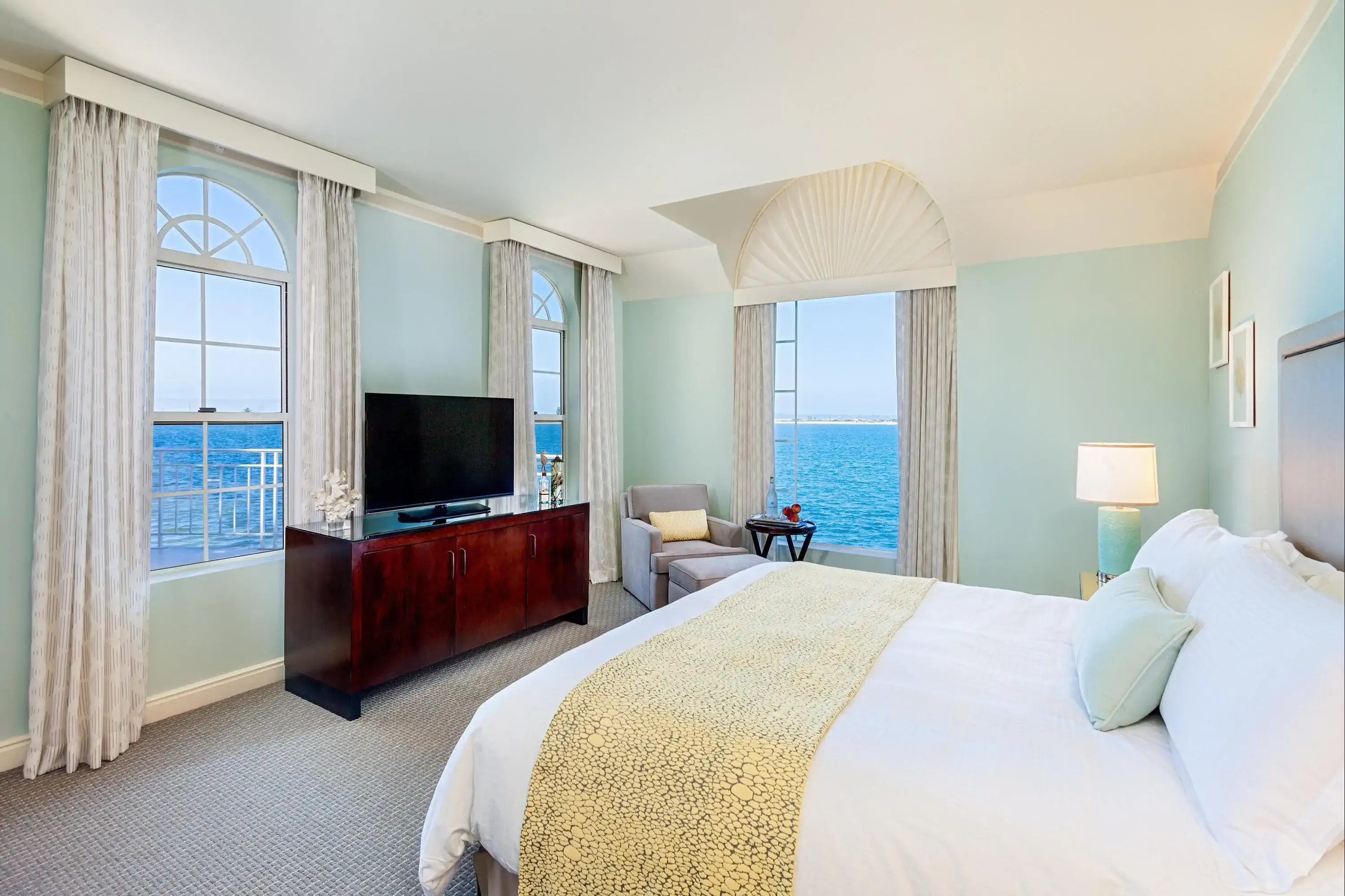 loews-coronado-bay-resort-leonardo-2702273-bayside_suite_bedroom_o-561159