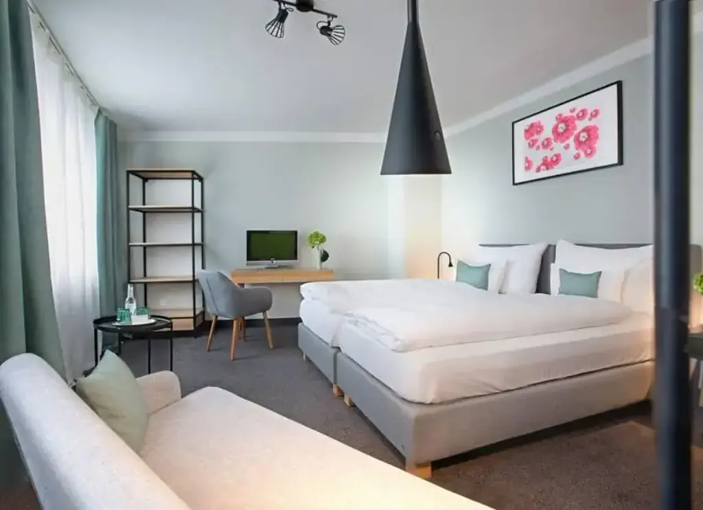 Hotel Rotkreuzplatz, provided by Expedia.