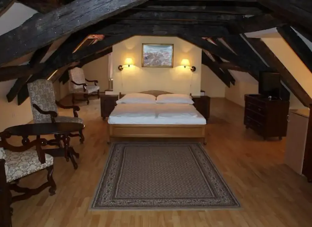 Hotel King George provided by Expedia Group.