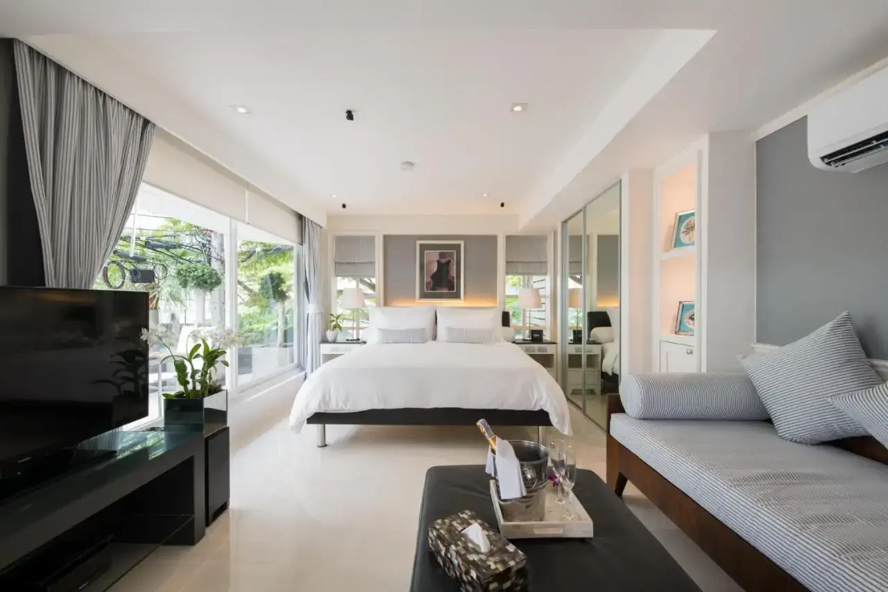 A luxurious modern white hotel room