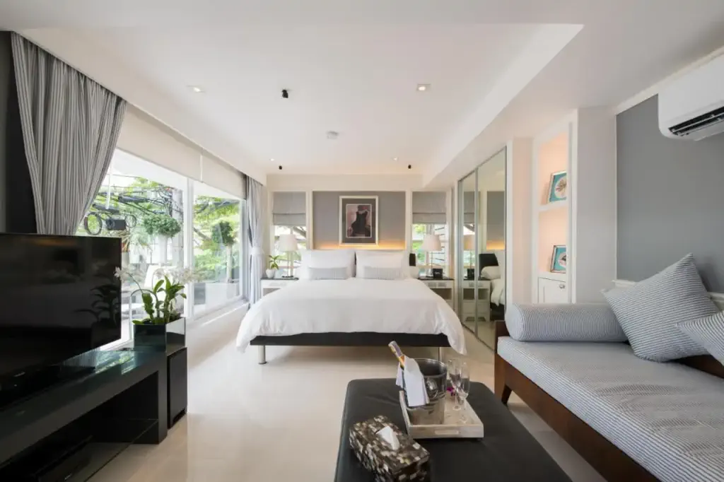 A luxurious modern white hotel room 