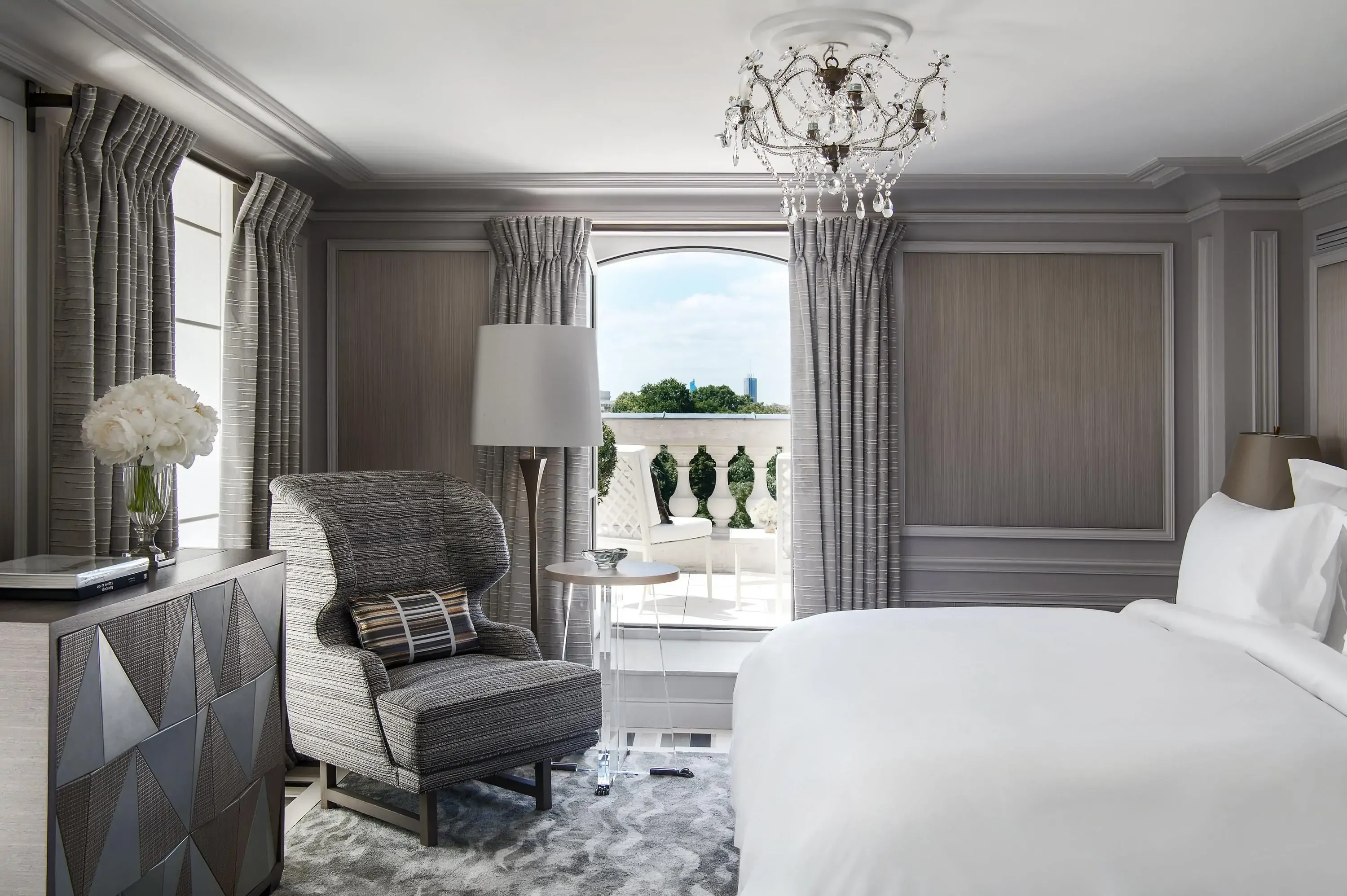hotel-de-crillon-leonardo-1115367-suite-bernstein-605-bedroom_o-337821