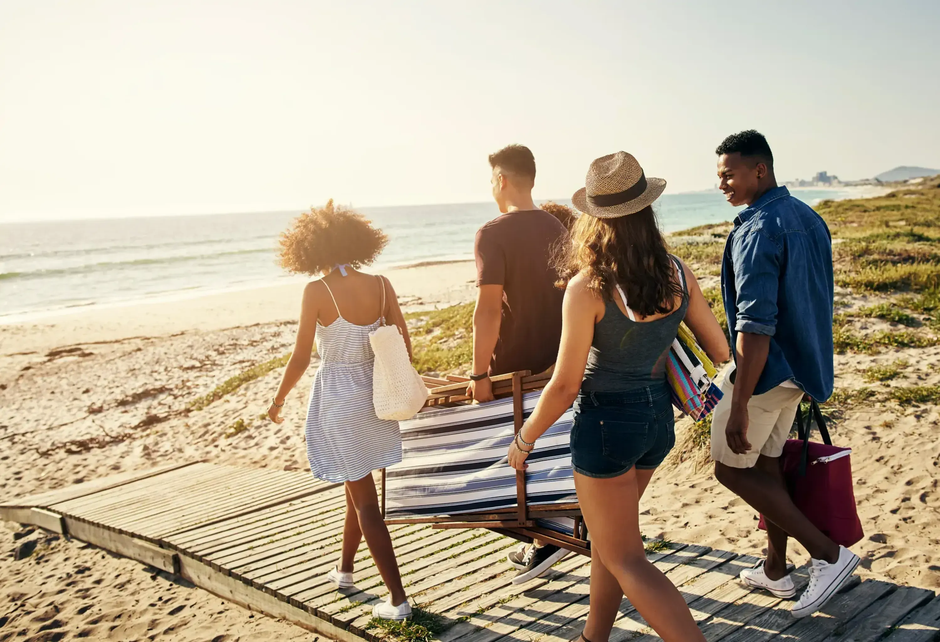 couple_friends_beach-