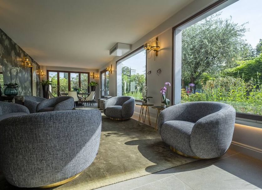 Palazzo della Scala Spa Hotel Suites & Apartments in Lazise, modern lounge with large garden-view windows