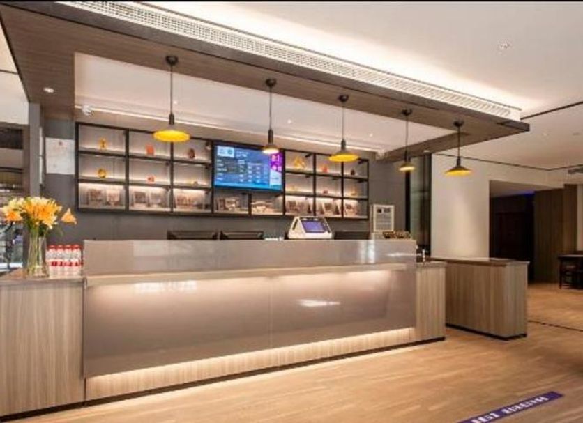 Hanting Hotel Lujiazui South Pudong Road lobby front desk in Shanghai with modern check-in counter