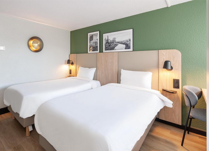 Campanile Nature - Mont De Marsan room with twin beds and green accent wall in Mont-de-Marsan