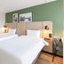 Campanile Nature - Mont De Marsan room with twin beds and green accent wall in Mont-de-Marsan