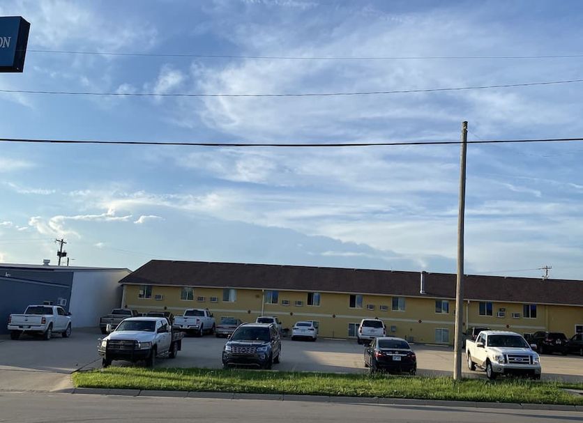 Newton Inn in Newton, KS exterior with parking lot and blue sky
