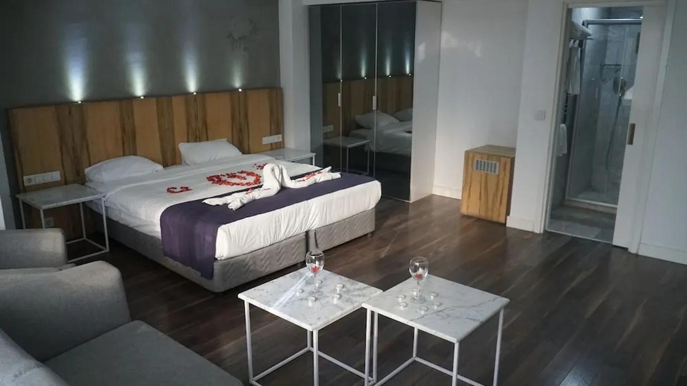 En Otel Karaca