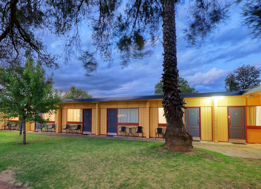 Cootamundra Gardens Motel in Cootamundra with single-story motel rooms and grassy grounds at dusk