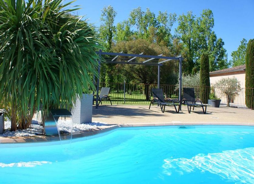 Résidence Les Peupliers in Loriol-du-Comtat: outdoor pool with lounge chairs and shaded pergola