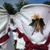 Hotel Rural La Paloma in Villanueva de Tapia: white chairs with burgundy sashes on a red carpet outdoors