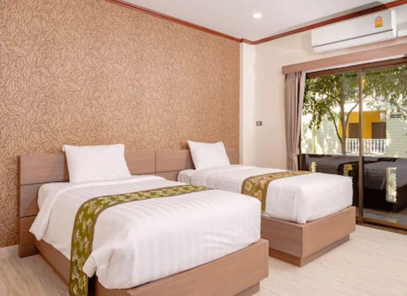 Nim See Seng Hotel in Chiang Mai guest room with two single beds and a window view