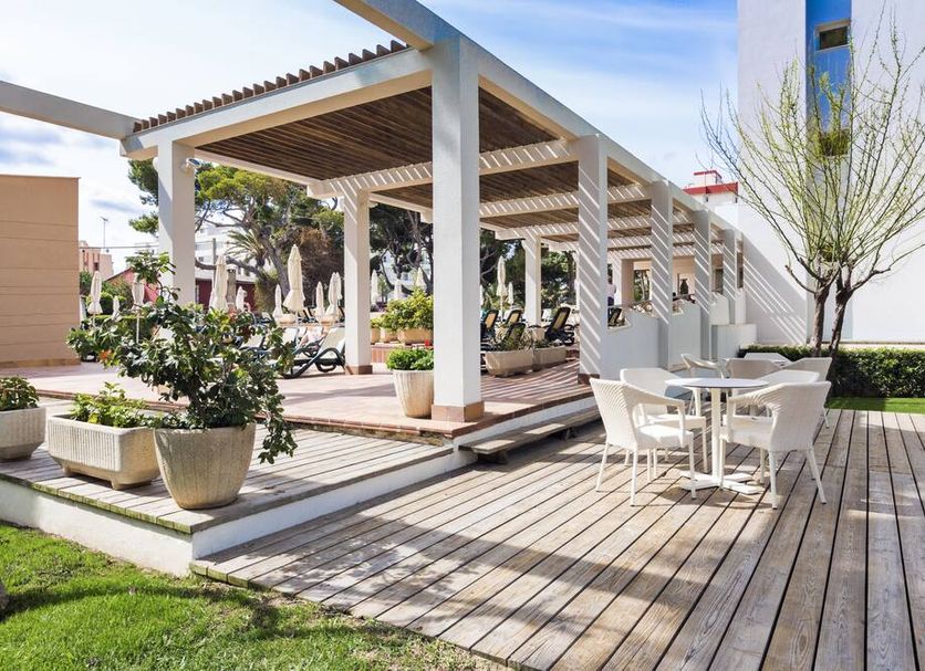 Leman Hotel y Apartamentos in Palma de Mallorca with outdoor terrace, dining tables and pergola seating