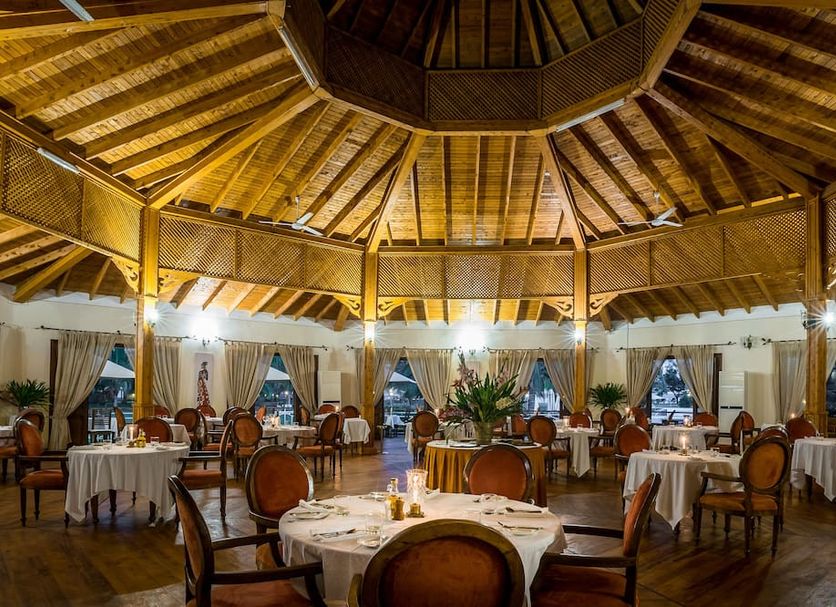 Ocean Beach Resort & Spa, Malindi: circular thatched dining room with round tables and chairs