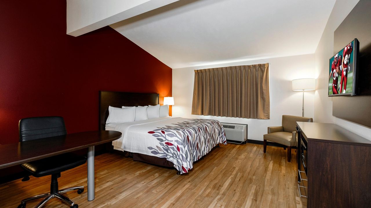 Red Roof Inn Vermillion U of South Dakota from 75. Vermillion Hotel