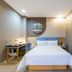 Home Inn Neo Shenzhen Dongmen Pedestrian Street Shaibu Metro Station room with double bed, desk and chair in Shenzhen