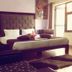 Hotel Vishla Palace, Rishikesh: guest room with double bed, lounge chair and bright window