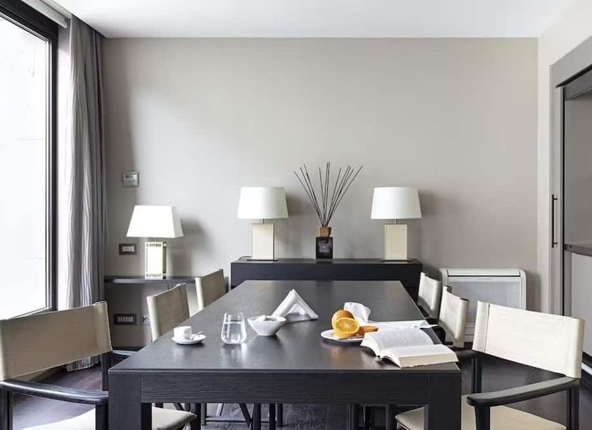 Allegroitalia San Pietro All'Orto 6 Milan dining area with table, chairs, and lamps