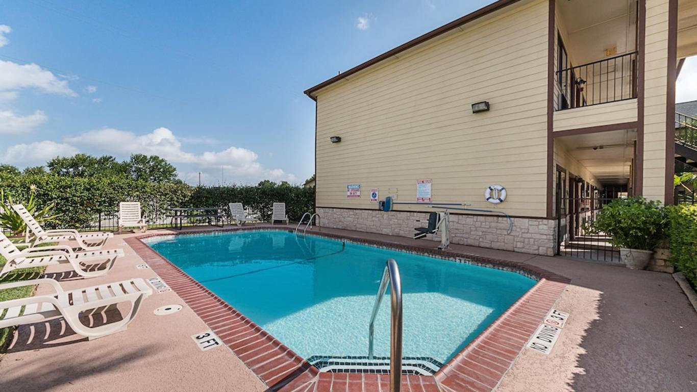 Lone Star Inn and Suites Victoria