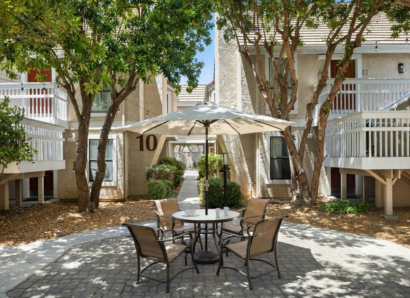 Residence Inn by Marriott Palo Alto Mountain View courtyard with patio table, chairs and umbrellas