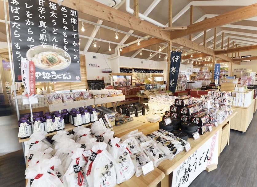 Isegekusando Iseshinsen in Ise, hotel gift shop with packaged souvenirs and snacks