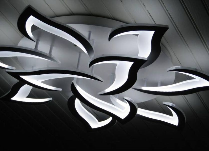 Chambre d'hôtes Au Nid du Thil in Beauvais, abstract leaf-shaped ceiling light fixture