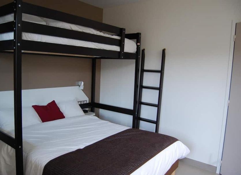 Hôtel L'Escale Périgueux Notre Dame room with black bunk beds and double bed in Sanilhac