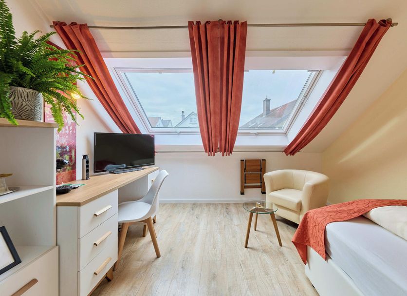 Arador City Hotel in Bad Oeynhausen guest room with skylight, desk, chair and twin beds