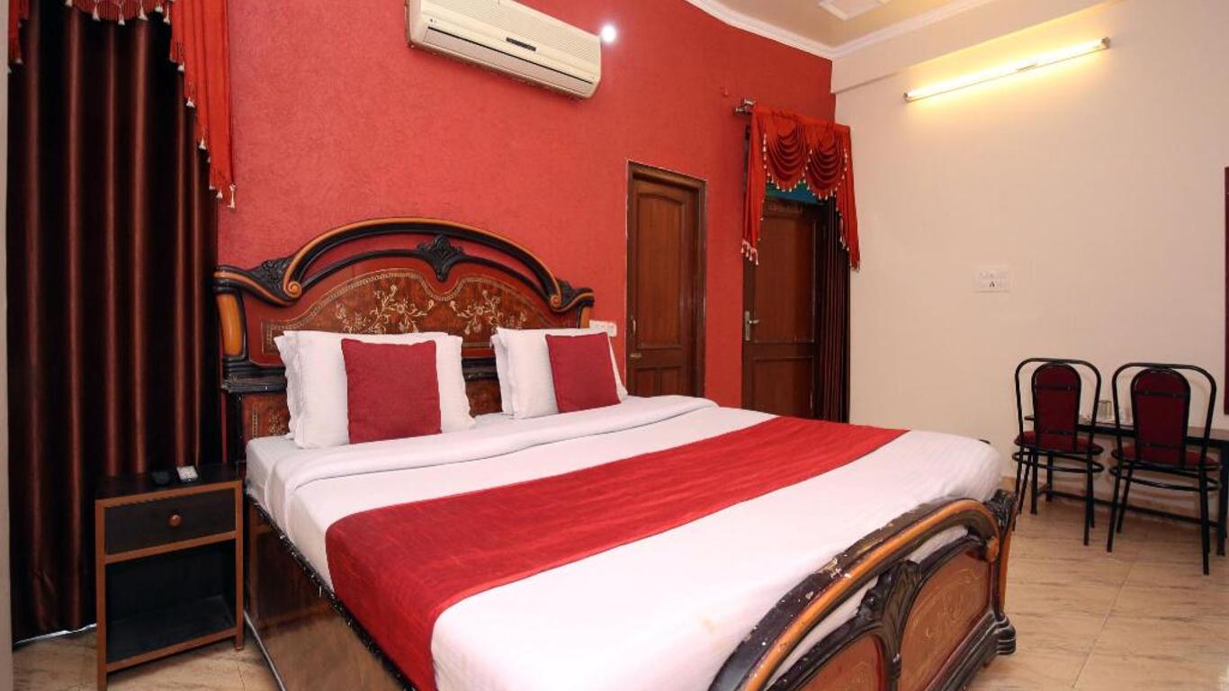 Oyo 10239 Holiday Inn Paradise