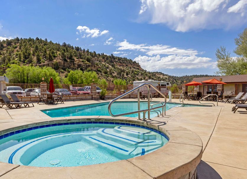 Best Western East Zion Thunderbird Lodge in Mount Carmel, outdoor pool and hot tub with mountain views