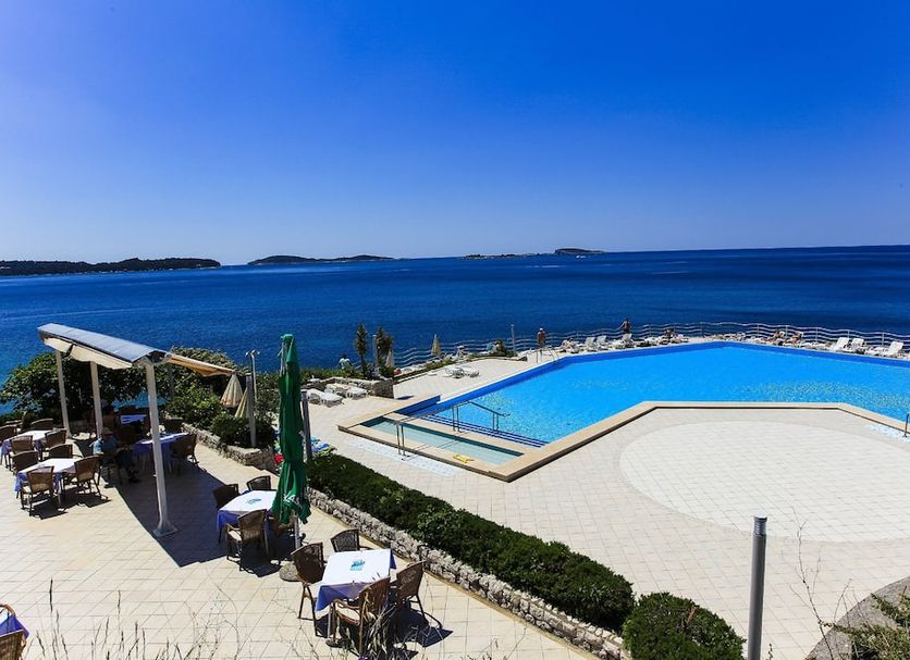 Hotel Villas Plat in Plat with an outdoor pool overlooking the sea and coastline
