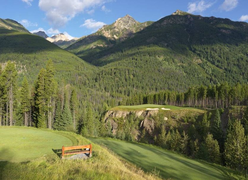The Approach Hotel in Panorama with mountain and forest views over a golf course
