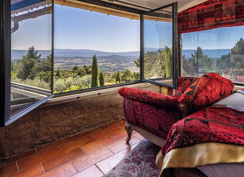 Le Palais d'Aglaé, Hôtel de Charme in Gordes: room with open windows and panoramic valley view