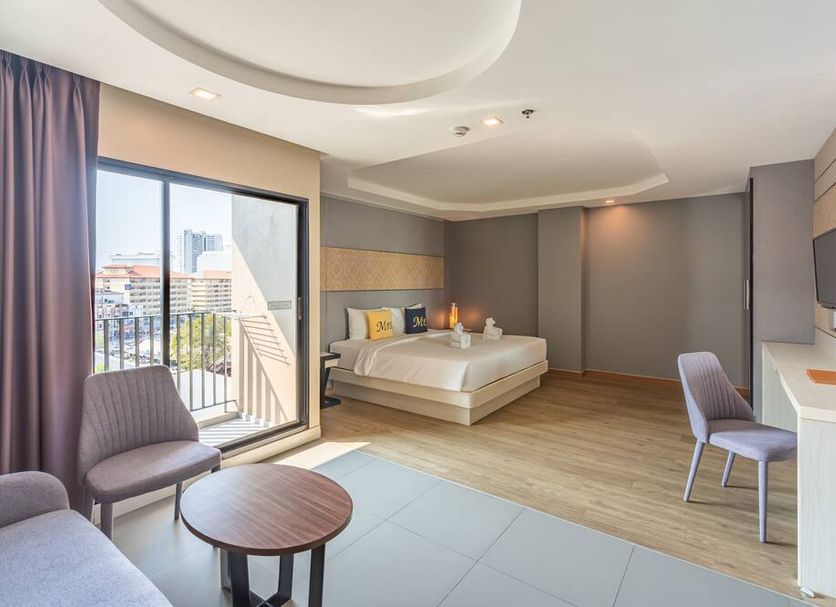 Lawinta Hotel Pattaya room with king bed, balcony city view, desk and seating area
