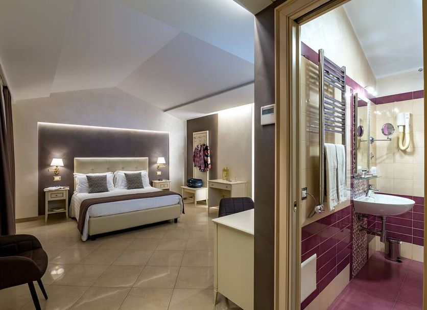 Vittorio Emanuele Boutique Hotel, Sciacca: guest room with bed and en-suite bathroom visible