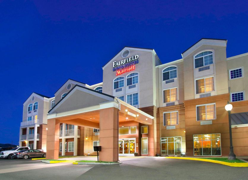 Fairfield Inn & Suites by Marriott Fairfield Napa Valley Area hotel exterior in Fairfield at dusk