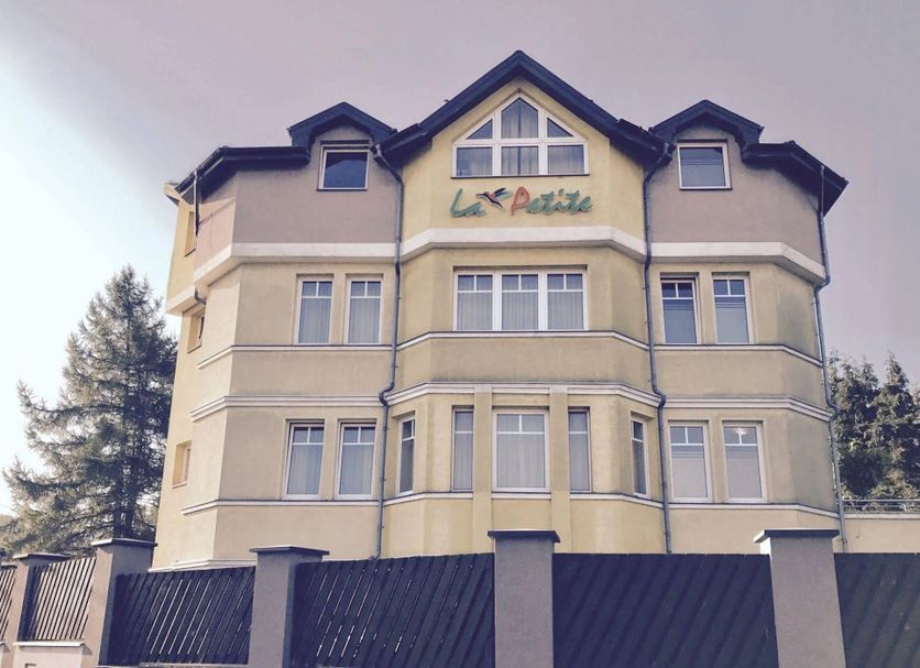 La Petite Apartments & Rooms in Gdansk, exterior of a beige multi-story hotel building