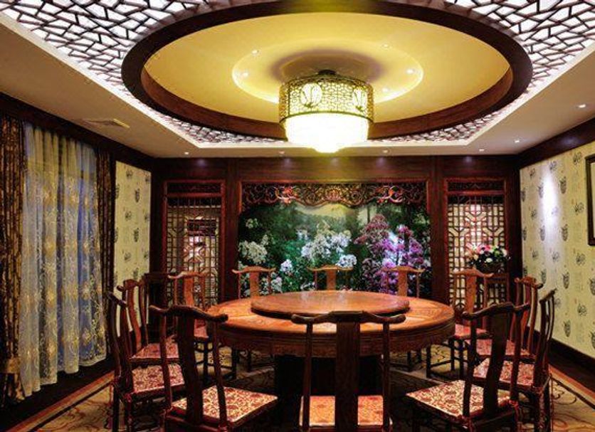 Paragon Hotel Xiangtan private dining room with round table, ornate ceiling light and floral mural