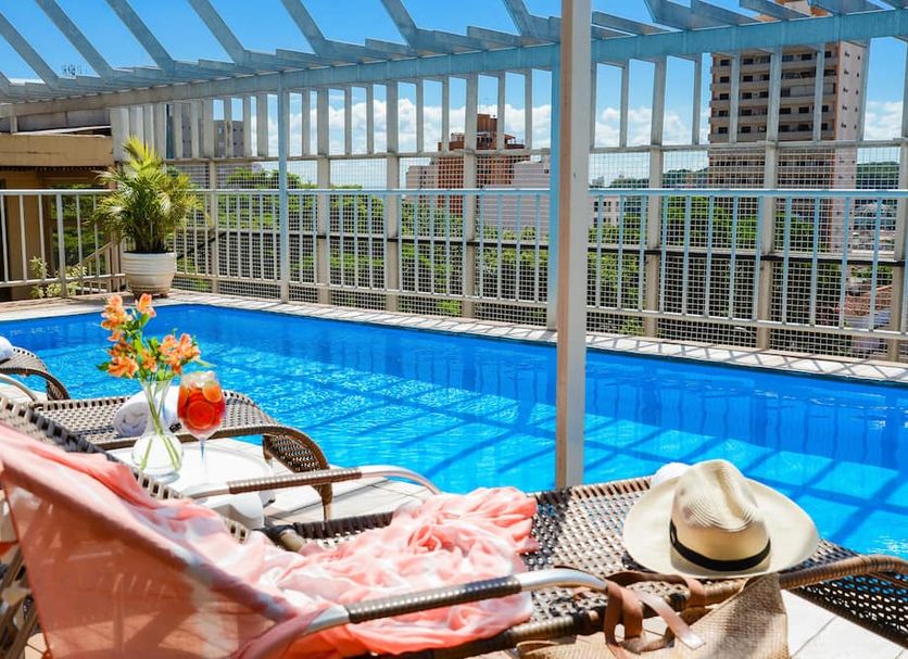 Taiwan Hotel rooftop pool in Ribeirão Preto with city views and lounge chairs