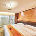 Tianheng International Hotel, Jinhua: guest room with king bed, TV, and floor-to-ceiling window